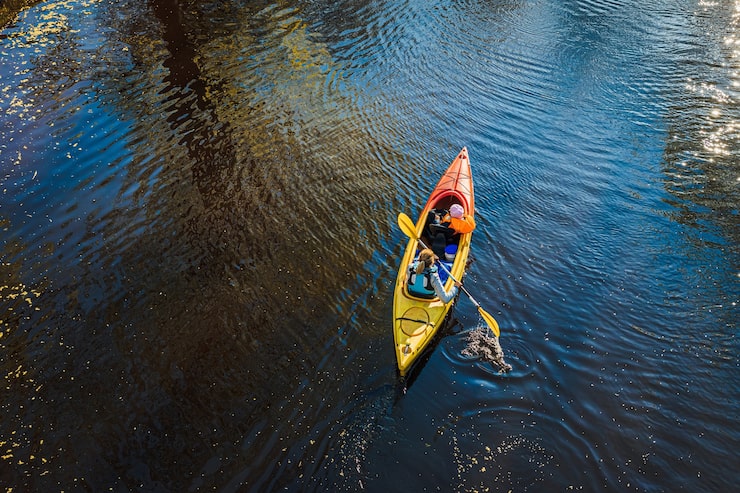 Foto gratuito mujer en canoa en el agua durante el día