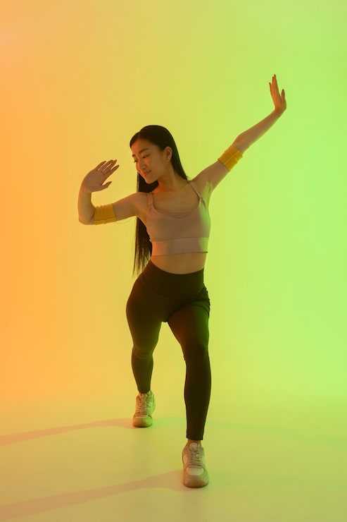 Foto gratuito mujer divirtiéndose en zumba