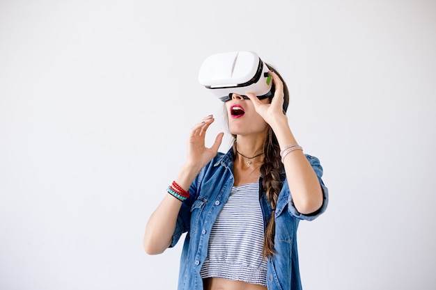 Foto gratuito mujer emocionada con gafas de realidad virtual