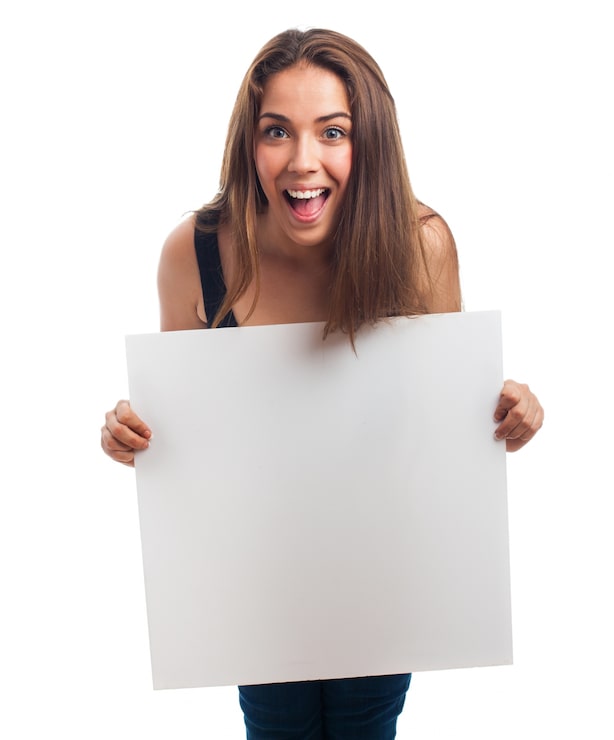 Foto gratuito mujer emocionada mostrando un cartel en blanco