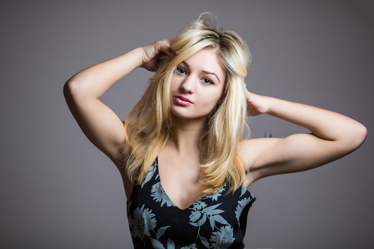 Foto gratuito mujer hermosa guapa muy sonriente aislada contra la pared en blanco del estudio.
