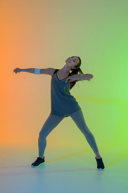 Foto gratuito mujer joven divirtiéndose en zumba