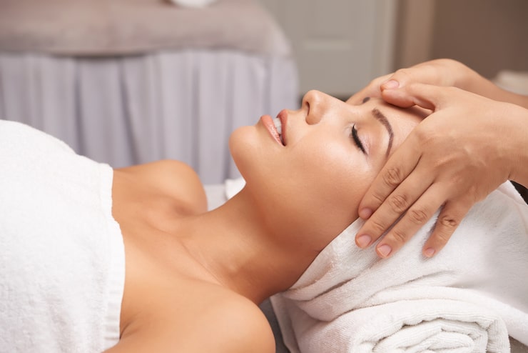 Foto gratuito mujer joven con tratamiento contra la edad en el salón de spa