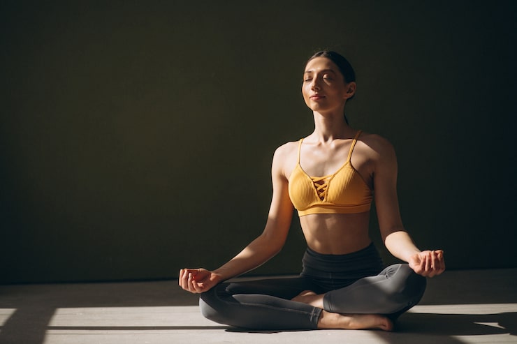 Foto gratuito mujer practicando el yoga