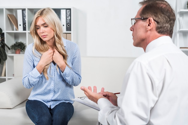Foto gratuito mujer con problemas