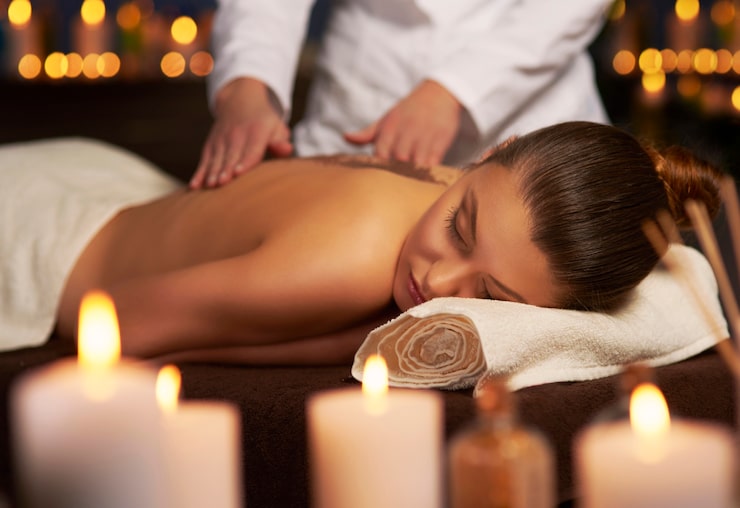 Foto gratuito mujer relajándose en el spa
