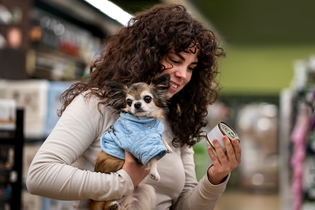 Foto gratuito mujer de tiro medio comprando comida para perros