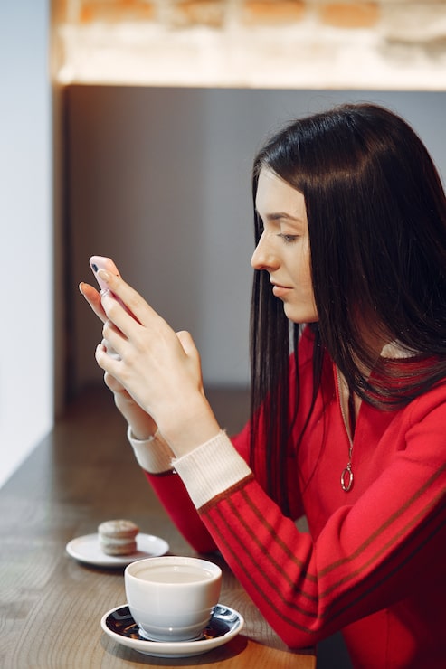 Foto gratuito mujer tomando café en la mañana en el restaurante