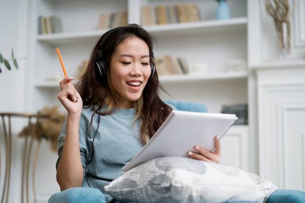 Foto gratuito mujer tomando cursos de e learning