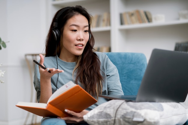 Foto gratuito mujer tomando cursos de e learning