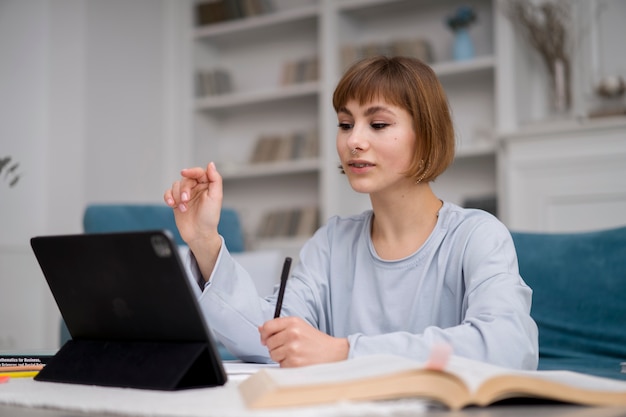 Foto gratuito mujer tomando cursos de e learning