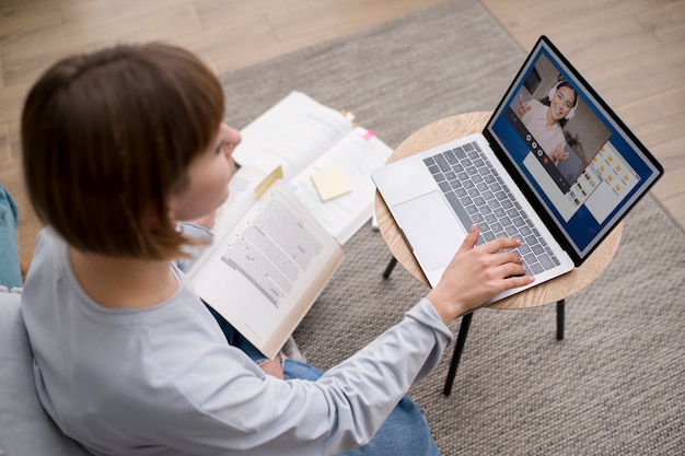 Foto gratuito mujer tomando cursos de e learning