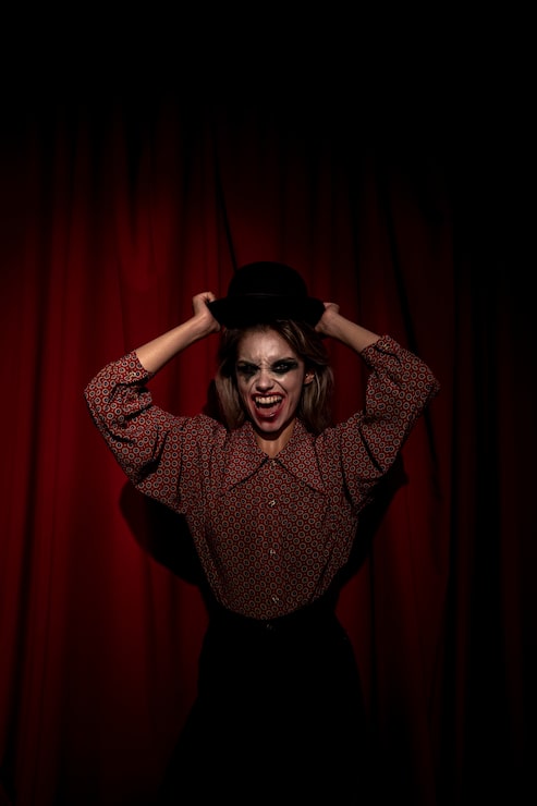 Foto gratuito mujer vestida como un payaso con sombrero