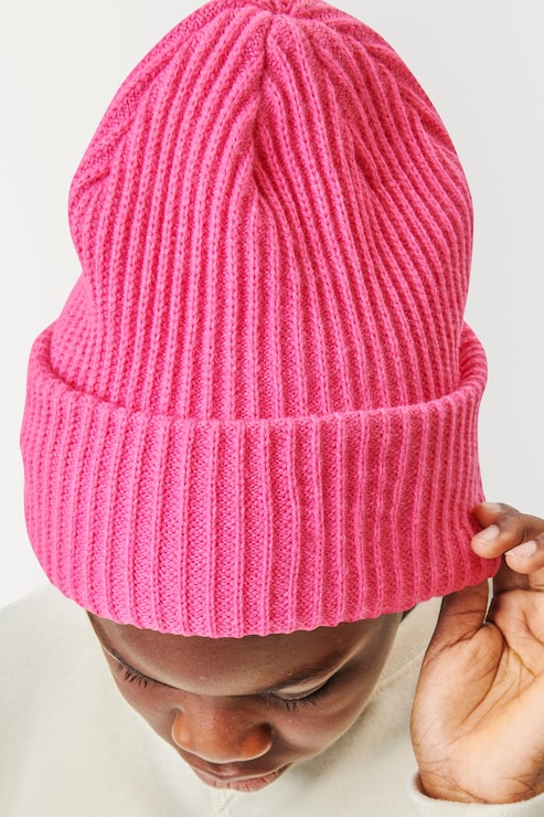 Foto gratuito niño con gorro rosa