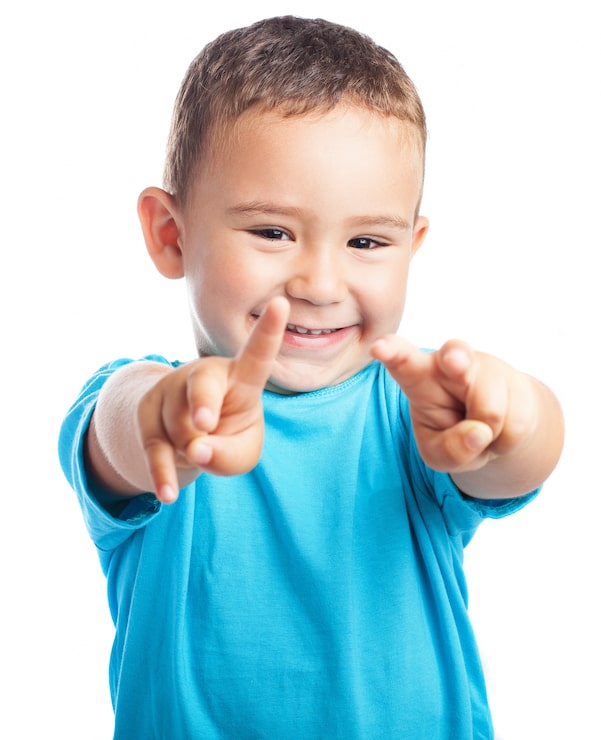 Foto gratuito niño señalando con ambas manos