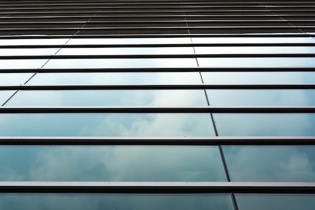 Foto gratuito nubes reflejadas en el edificio