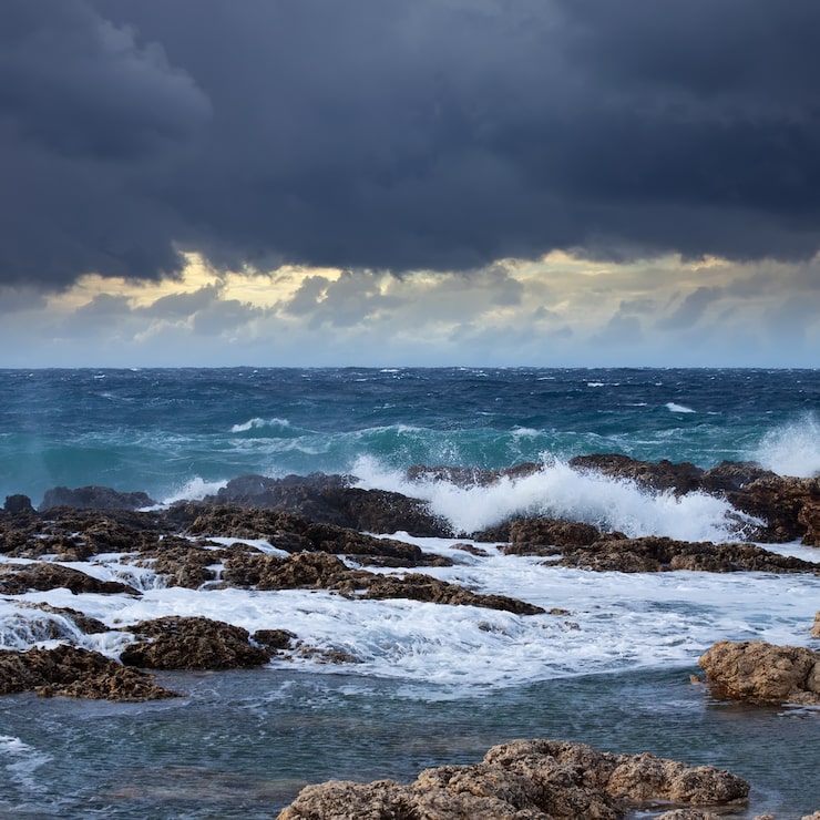 Foto gratuito ola de mar rompiendo contra la costa roca