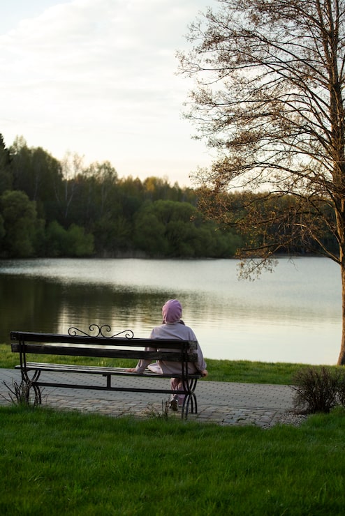 Photo Gratis orang yang sedih dan kontemplatif di dekat danau