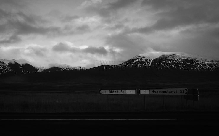Foto gratuito paisaje de montañas en blanco y negro