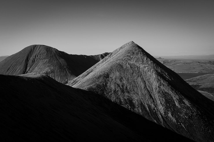Foto gratuito paisaje de montañas en blanco y negro