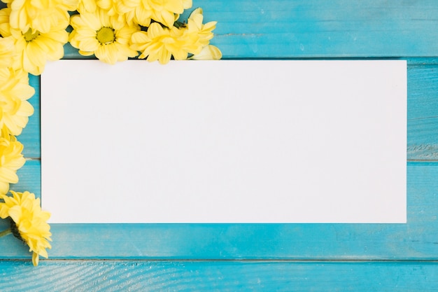 Foto gratuito papel en blanco con flores