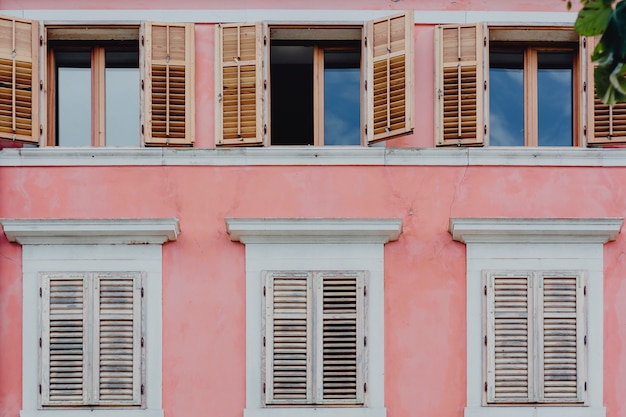 Foto gratuito pared rosa y ventanas blancas.