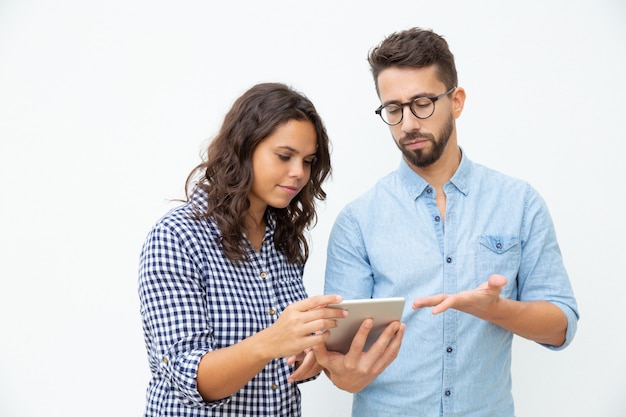 Foto gratuito pareja enfocada con tablet pc