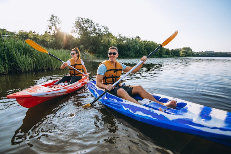 Foto gratuito una pareja haciendo kayak en el río.