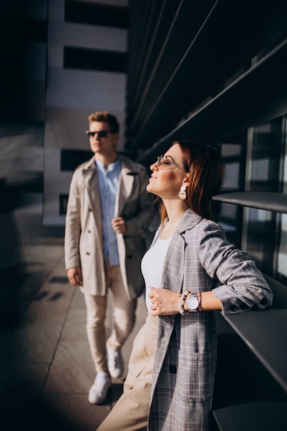 Foto gratuito pareja joven de pie junto al edificio