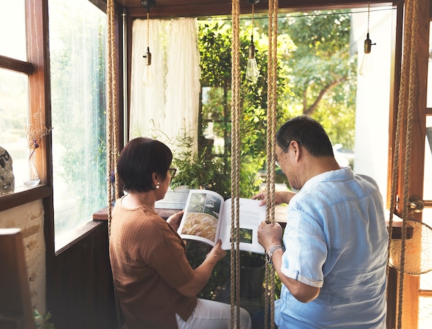 Foto gratuito pareja leyendo un libro en un café