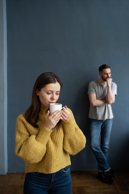 Foto gratuito pareja con problemas de comunicación