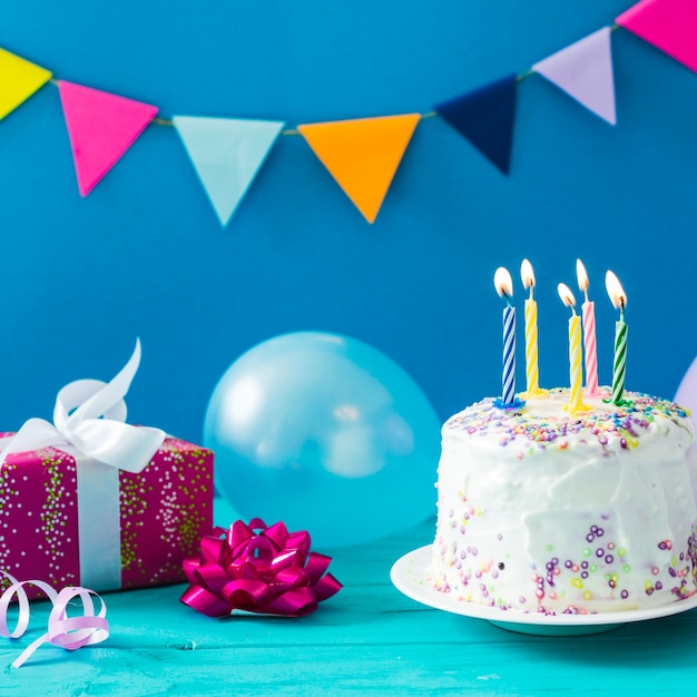 Foto gratuito pastel y regalo con globo