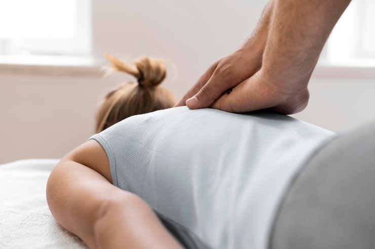 Foto gratuito patoient de osteopatía recibiendo masaje de tratamiento