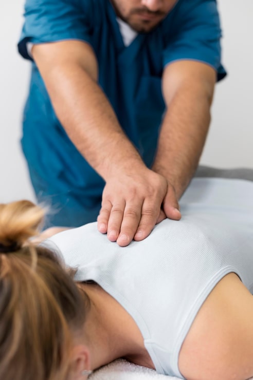 Foto gratuito patoient de osteopatía recibiendo masaje de tratamiento
