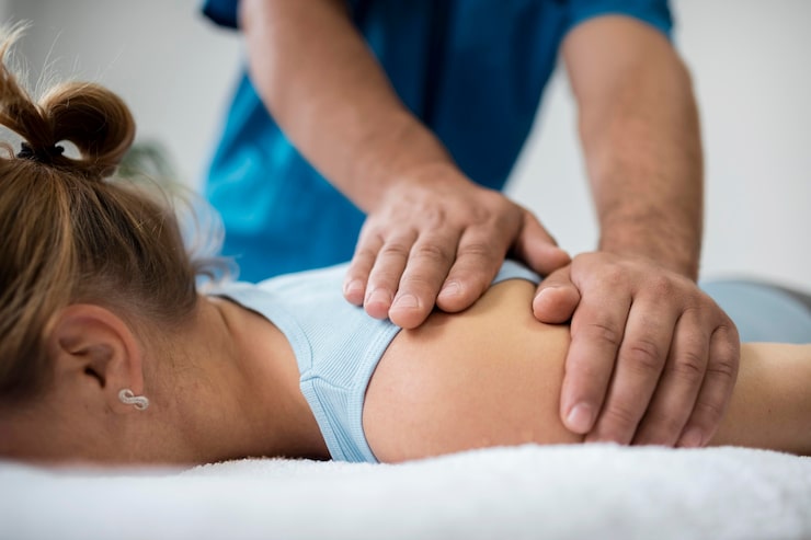 Foto gratuito patoient de osteopatía recibiendo masaje de tratamiento