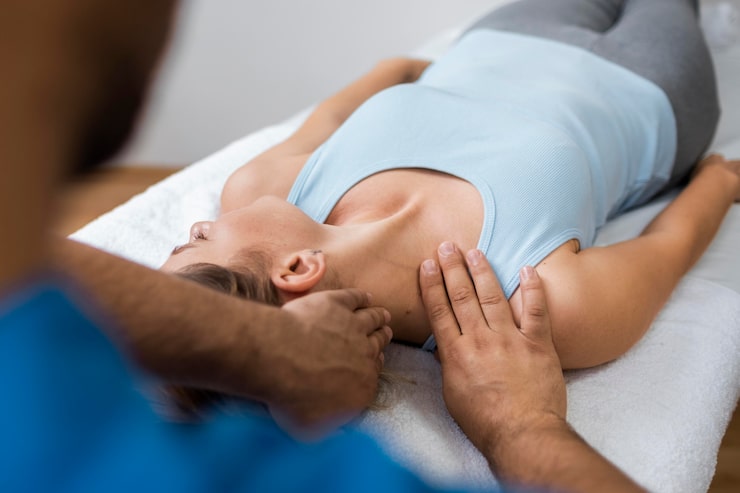 Foto gratuito patoient de osteopatía recibiendo masaje de tratamiento