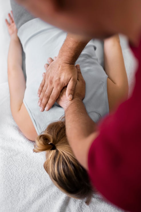 Foto gratuito patoient de osteopatía recibiendo masaje de tratamiento