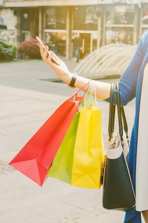 Photo Gratis pembelanja dengan tas dan smartphone