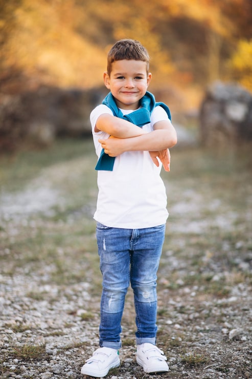 Foto gratuito pequeño chico guapo en el campo solo