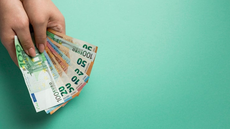 Foto gratuito persona sosteniendo billetes con espacio de copia