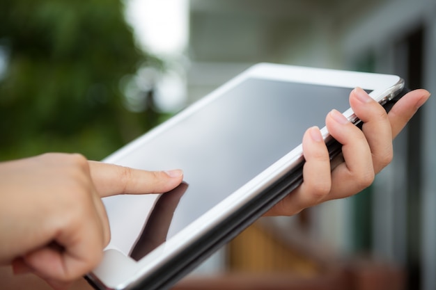 Foto gratuito persona tocando una tablet