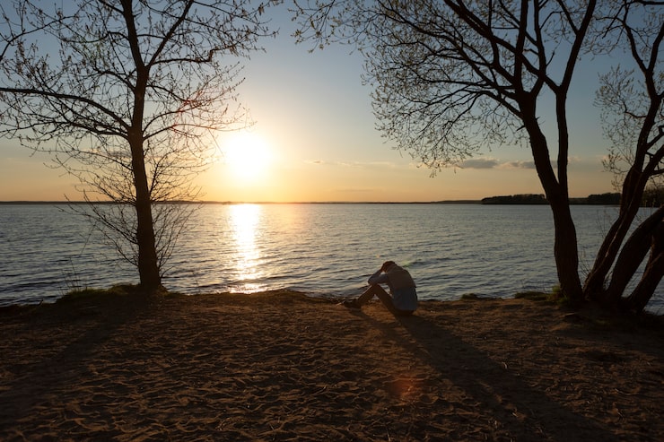 Foto gratuito persona triste y contemplativa cerca del lago.