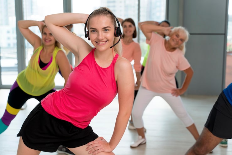 Foto gratuito personas activas que participan en la clase de zumba.