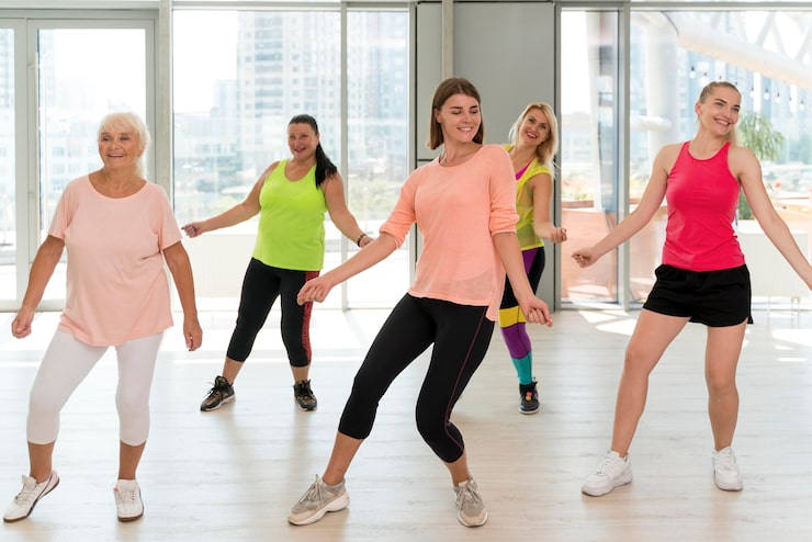 Foto gratuito personas activas que participan en la clase de zumba.