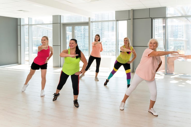 Foto gratuito personas activas que participan juntas en la clase de zumba.