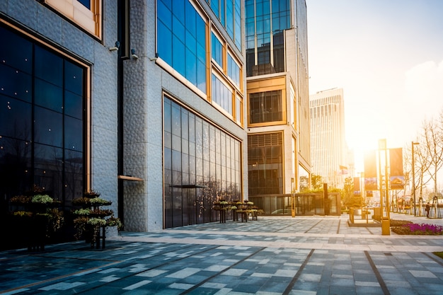 Foto gratuito piso vacío frente de edificio moderno