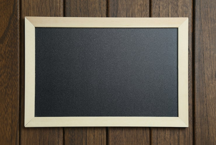 Foto gratuito pizarra vacía en el fondo de madera de época