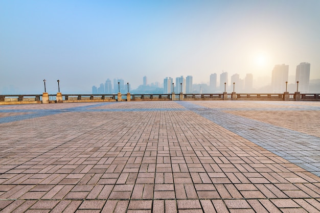 Foto gratuito plaza con silueta de edificios en la distancia