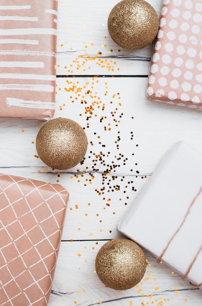 Foto gratuito presentar cajas en envolturas cerca de bolas de navidad