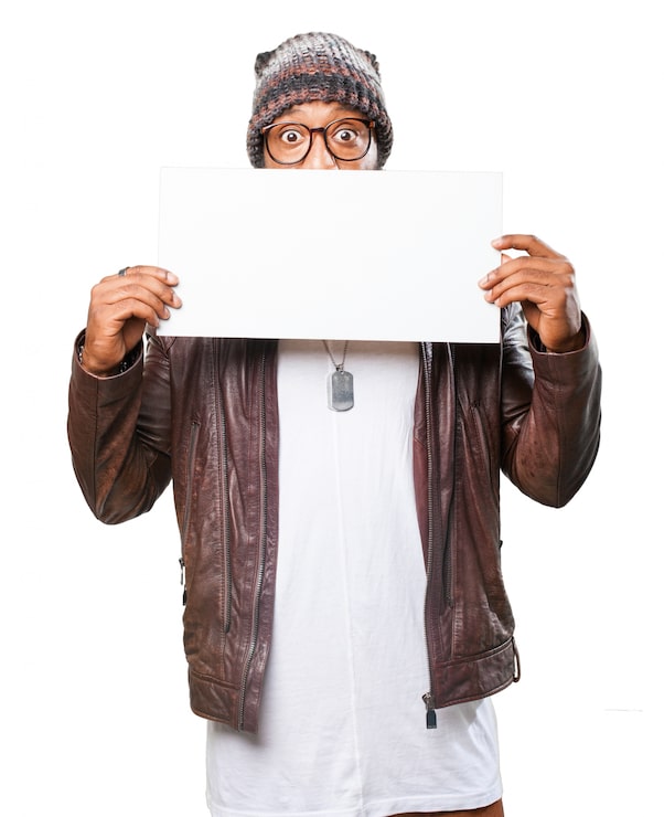 Photo Gratis pria dengan poster putih